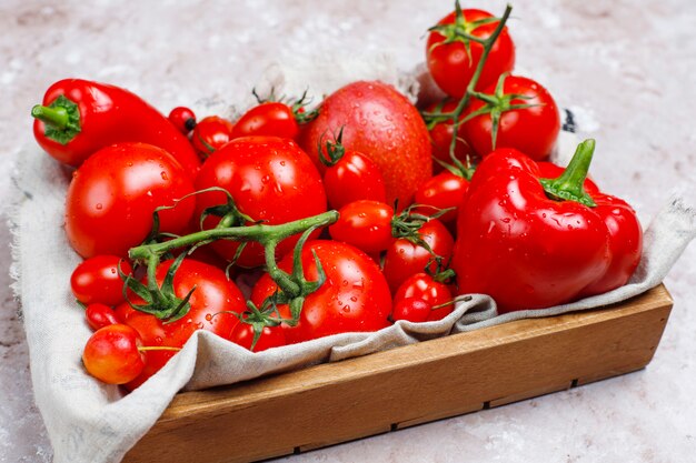 Verduras rojas frescas en superficie de concreto