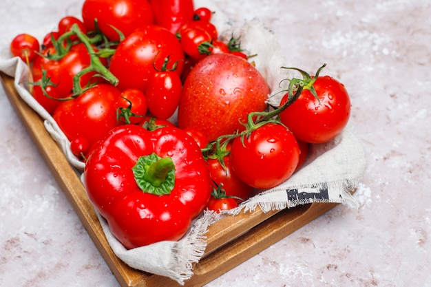 Verduras rojas frescas en superficie de concreto