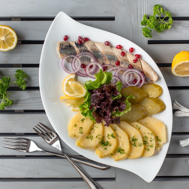 Foto gratuita verduras saladas en el plato