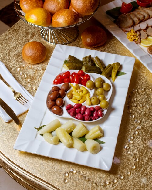 Verduras saladas sobre la mesa