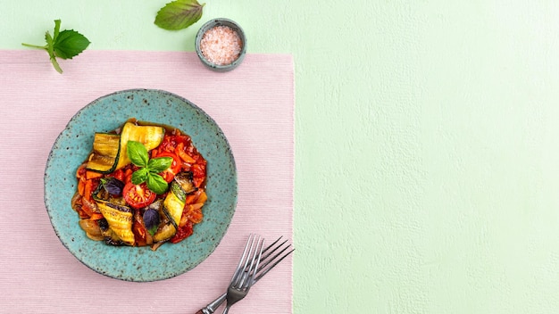 Foto gratuita verduras salteadas calabacín zanahoria cebolla ajo y tomates