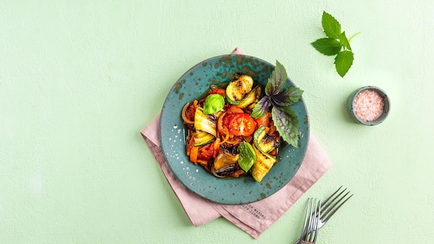 Verduras salteadas Calabacín zanahoria cebolla ajo y tomates