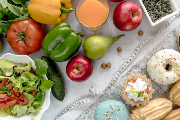 Verduras saludables; jugo; Fruta; comida dulce; Semillas de calabaza y avellanas con cinta métrica.