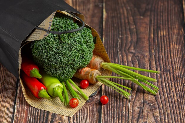 Verduras saludables en la mesa de madera