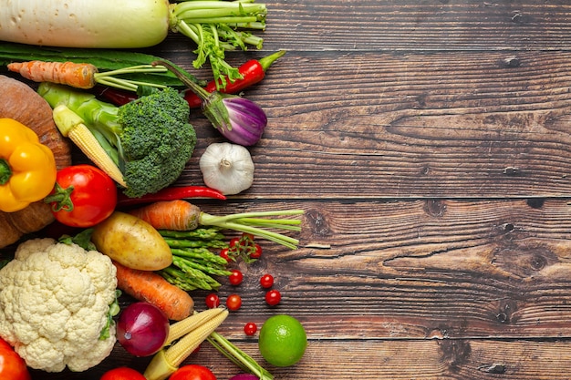 Foto gratuita verduras saludables en la mesa de madera