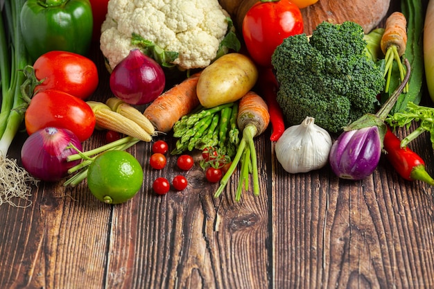 Verduras saludables en la mesa de madera