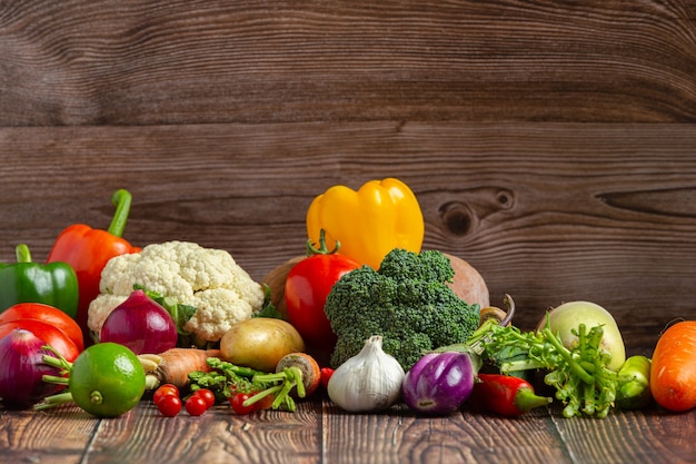 Verduras saludables en la mesa de madera