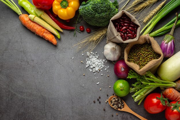 Verduras saludables en la mesa de madera