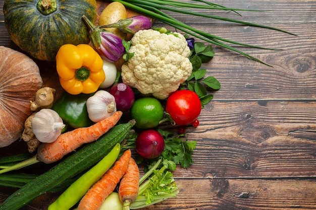 Verduras saludables en la mesa de madera