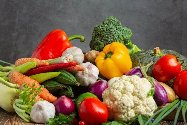 Verduras saludables en la mesa de madera