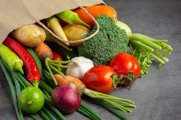 Verduras saludables sobre fondo oscuro antiguo