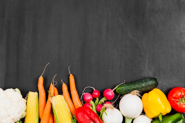 Foto gratuita verduras sanas y espacio arriba