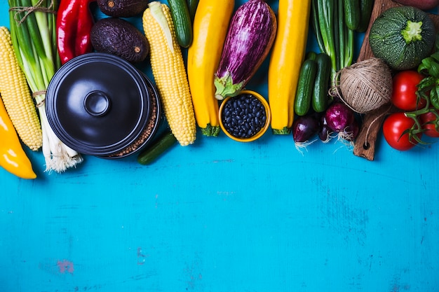 Verduras sobre fondo azul