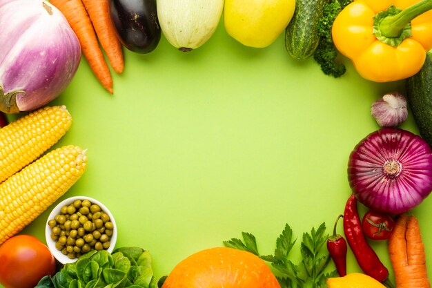 Verduras sobre fondo verde con espacio de copia