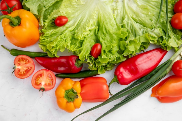 Foto gratuita verduras en superficie blanca