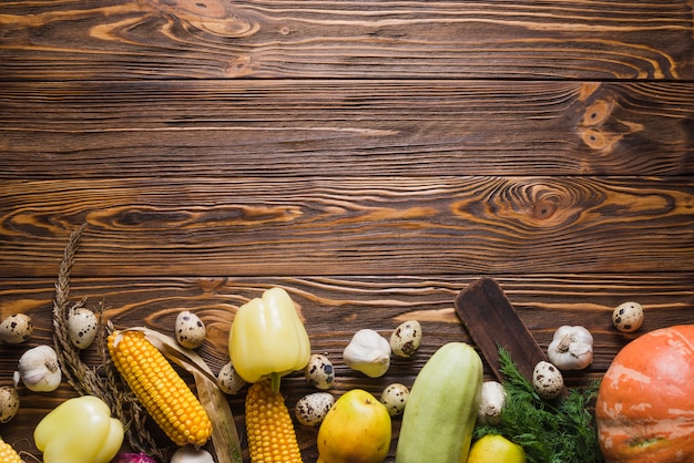 Verduras en superficie de madera