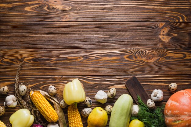 Verduras en superficie de madera