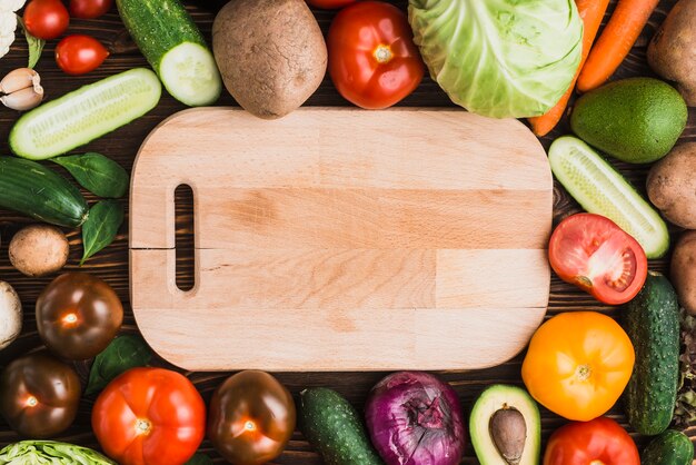 Verduras surtidas alrededor de la tabla de cortar