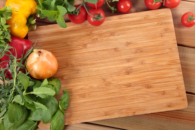 Foto gratuita verduras con una tabla de cortar