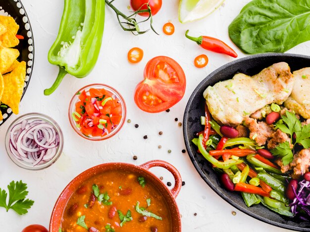 Verduras y taza con guarnición.