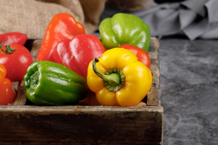Foto gratuito verduras de temporada en una bandeja rústica sobre la piedra gris.