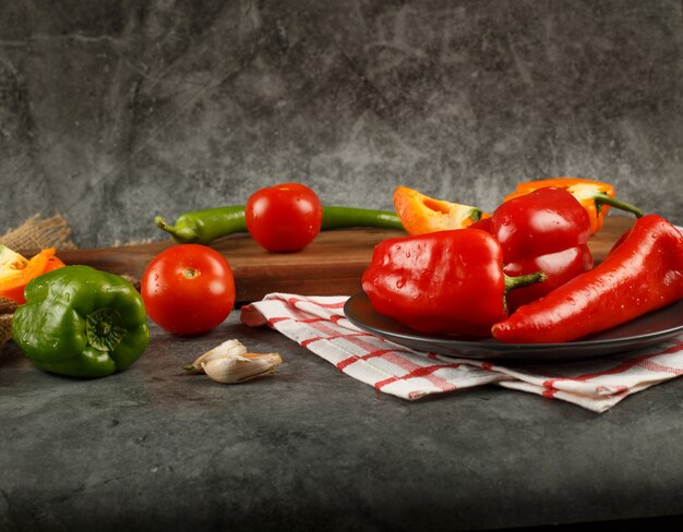 Verduras de temporada en una mesa de piedra de mármol gris.