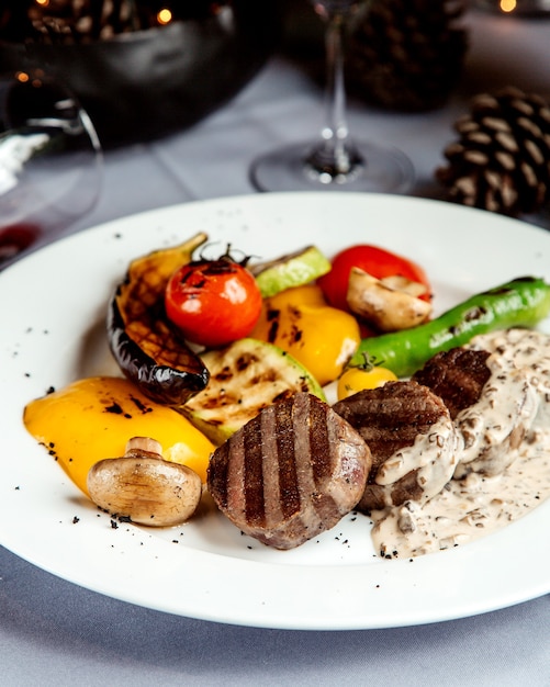 Verduras y trozos de carne frita