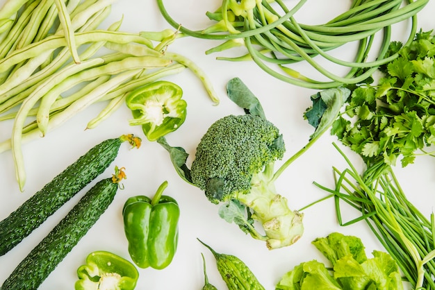 Verduras verdes frescas de la granja aisladas en el fondo blanco