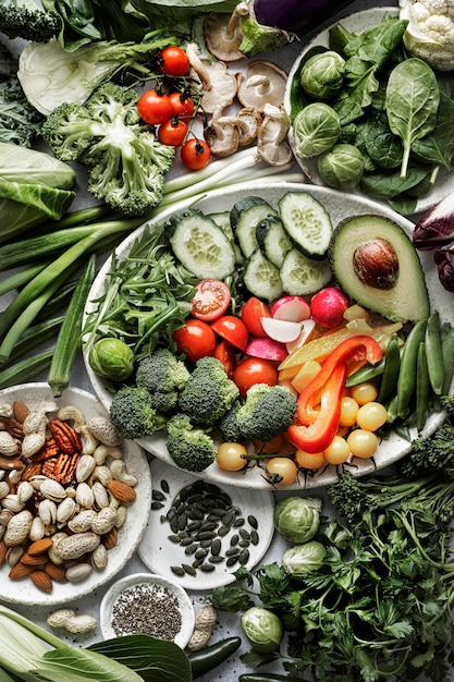 Foto gratuita verduras verdes con nueces mixtas planas laicos estilo de vida saludable