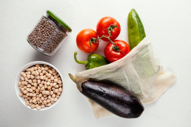 Verduras de vista superior en bolsa de tela