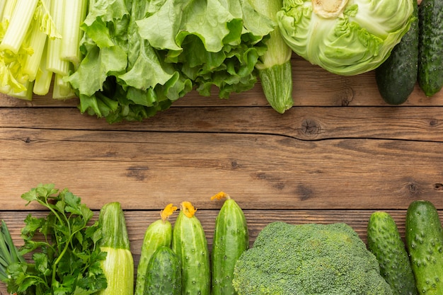 Verduras de vista superior en mesa de madera