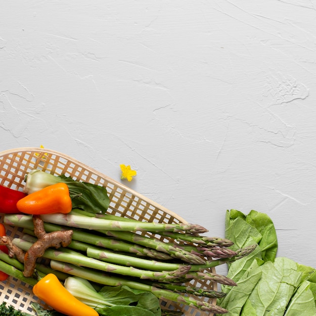 Foto gratuita verduras de vista superior en toalla de cocina con espacio de copia