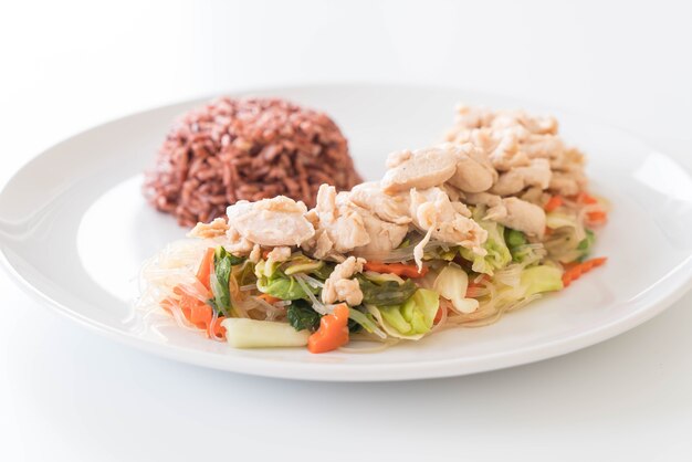 Vermicelli frito y pollo con arroz de baya