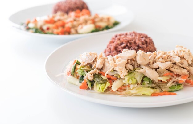 Vermicelli frito y pollo con arroz de baya