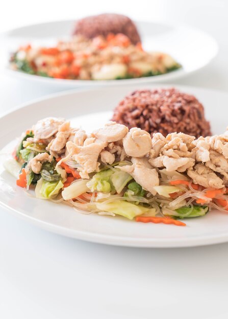 Vermicelli frito y pollo con arroz de baya