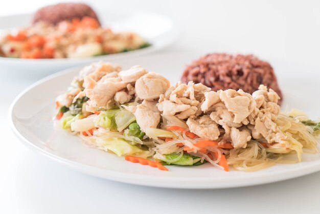 Vermicelli frito y pollo con arroz de baya