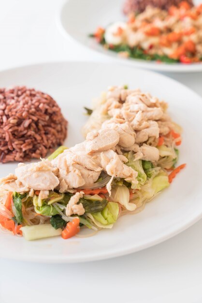 Vermicelli frito y pollo con arroz de baya