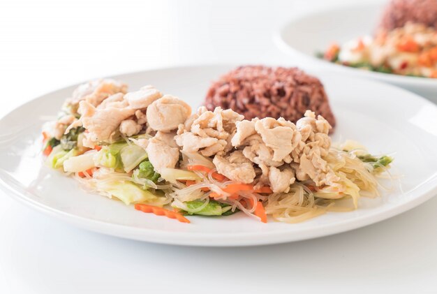 Vermicelli frito y pollo con arroz de baya