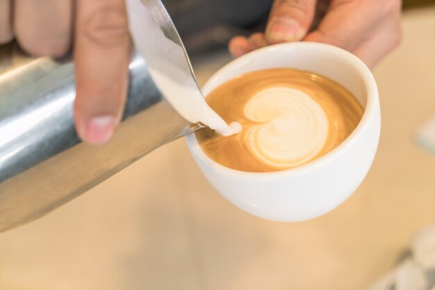Verter la leche para mezclar el arte de Latte del café