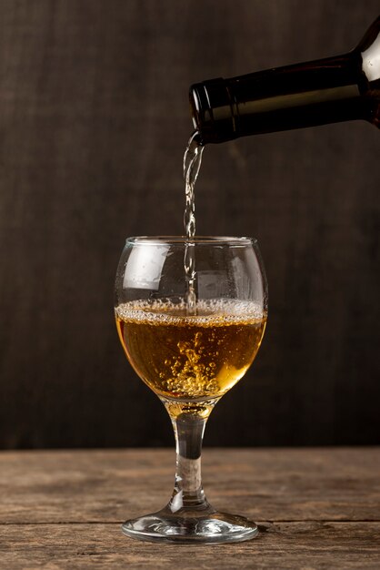 Verter vino blanco en vaso