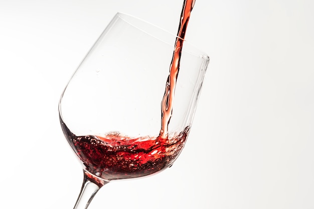 Verter el vino tinto en una copa de vino