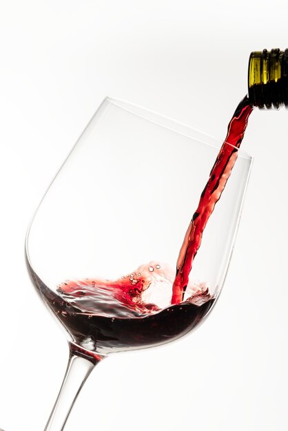 Verter el vino tinto en una copa de vino