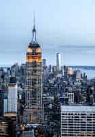 Foto gratuita vertical de un paisaje urbano con altos rascacielos en nueva york, ee.uu.