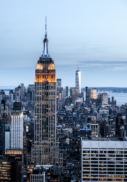 Vertical de un paisaje urbano con altos rascacielos en Nueva York, EE.UU.