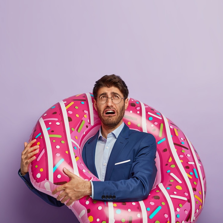 Photo Gratis vertical shot of sorrowful dissatisfied man focused above, dressed in formal clothes