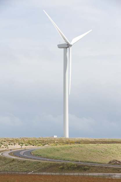 Vertical de una turbina eólica cerca del puerto de Rotterdam en los Países Bajos