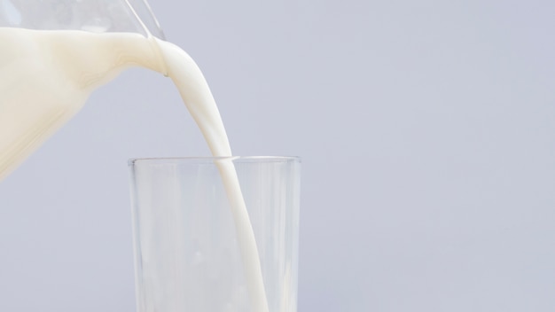 Vertiendo leche dentro de un vaso