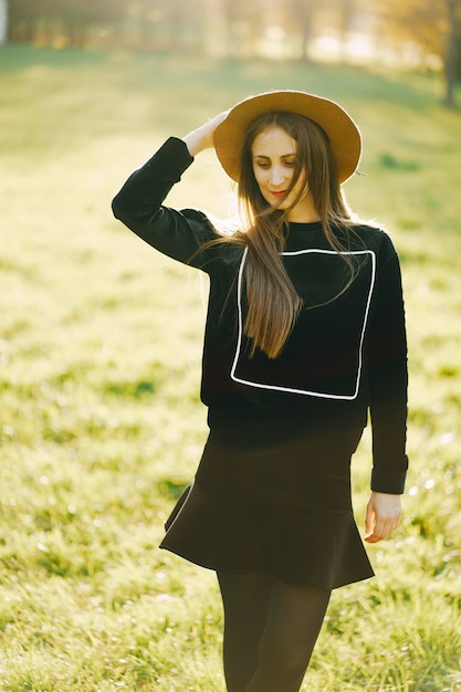 vestido alegre mujer sombrero caído