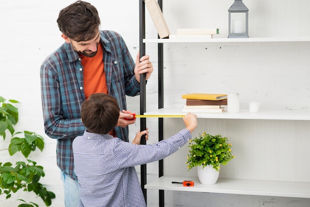 Foto gratuita vestido casual padre e hijo midiéndose