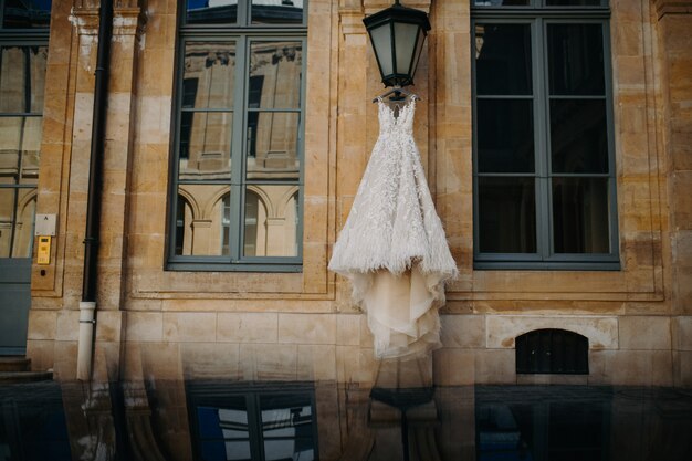Vestido de novia colgado en la farola